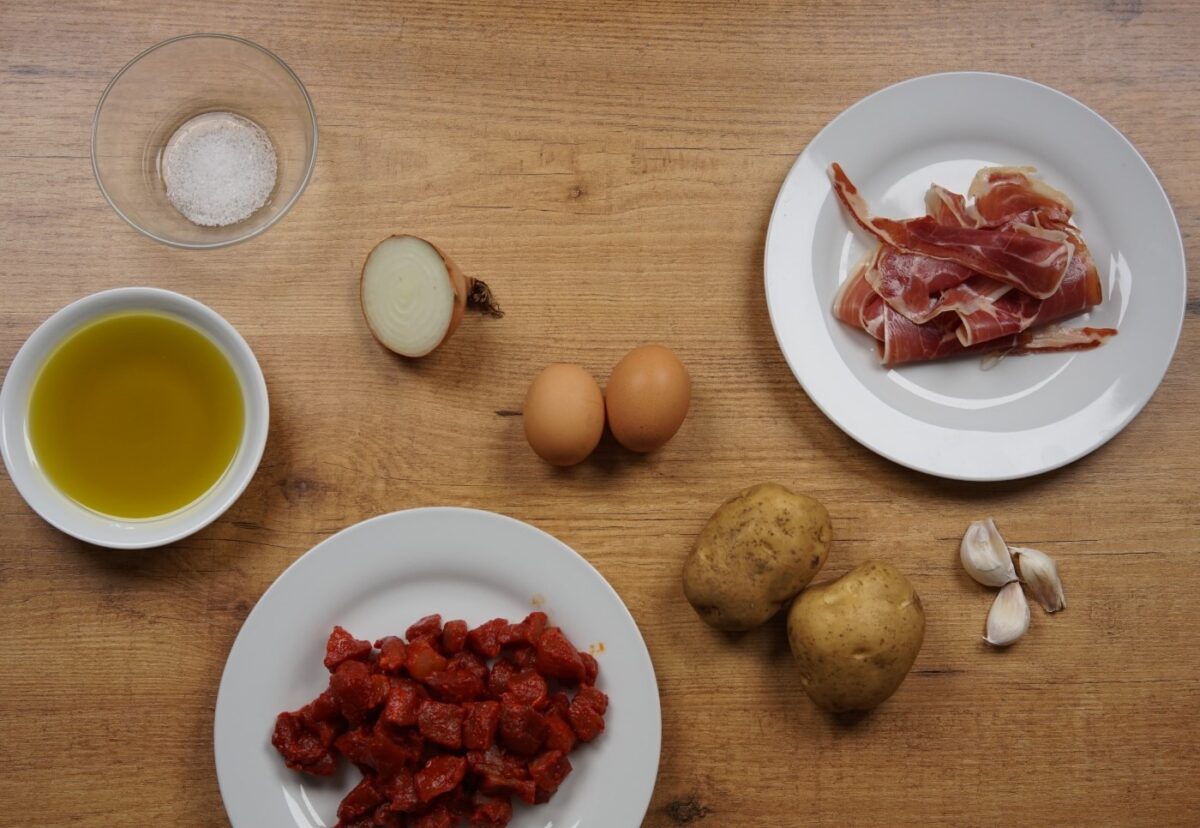 Huevos rotos con picadillo o chorizo