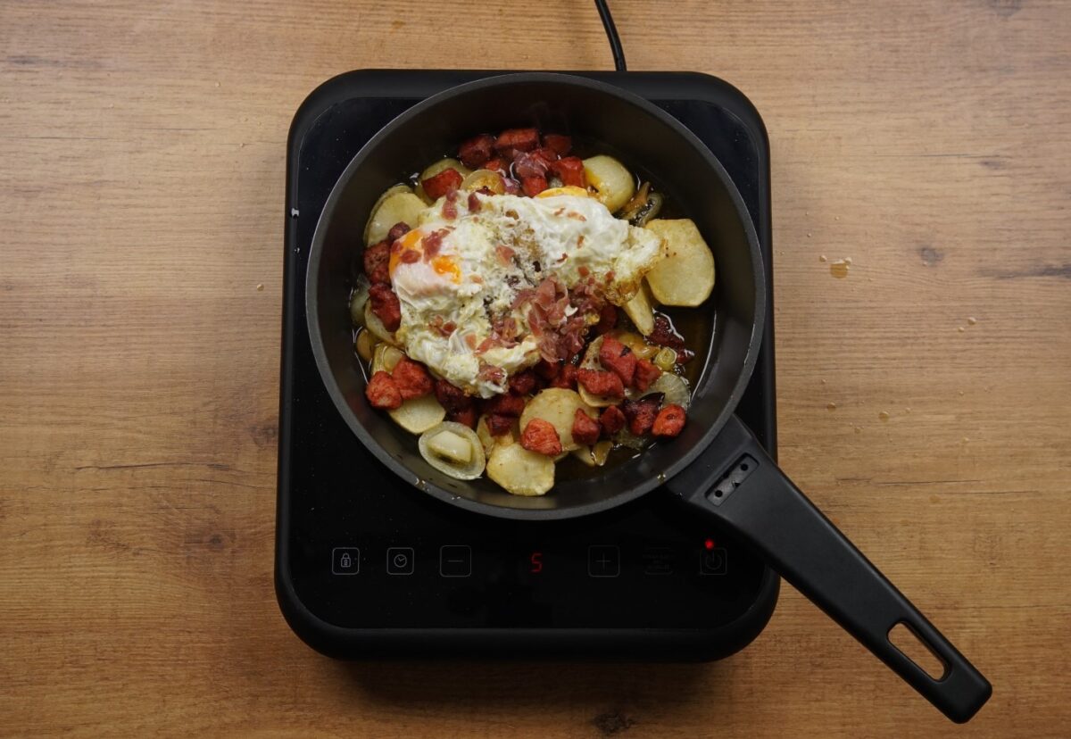 Huevos rotos con picadillo o chorizo