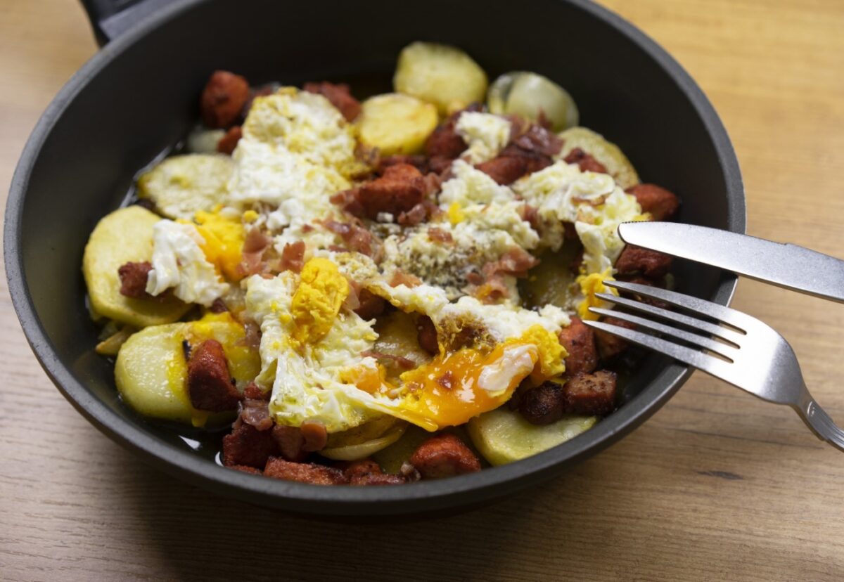 Huevos rotos con picadillo o chorizo