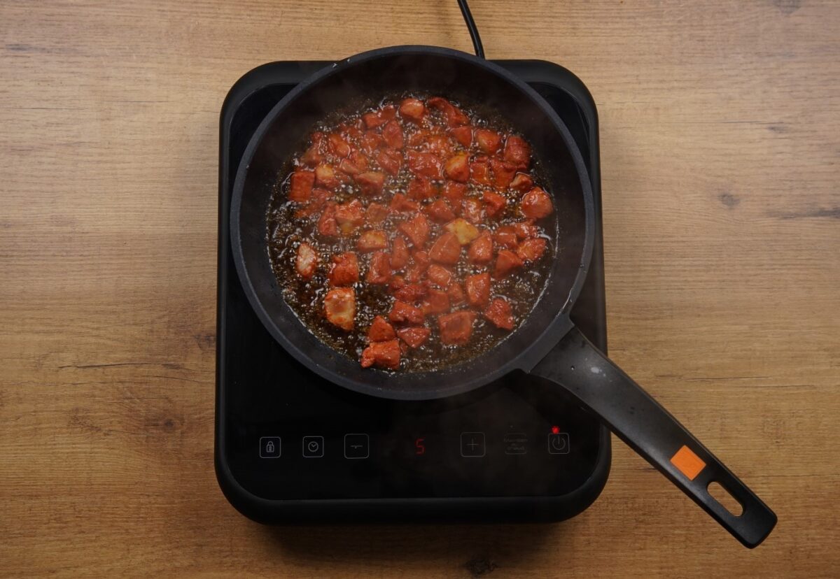 Huevos rotos con picadillo o chorizo