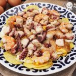 Huevos rotos con gambas o langostinos al ajillo y pulpo