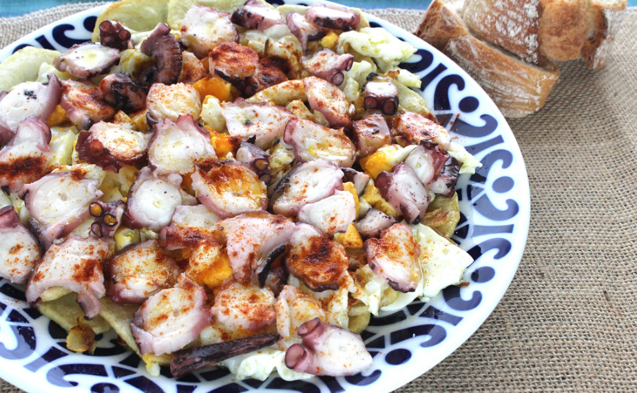 Huevos rotos con pulpo