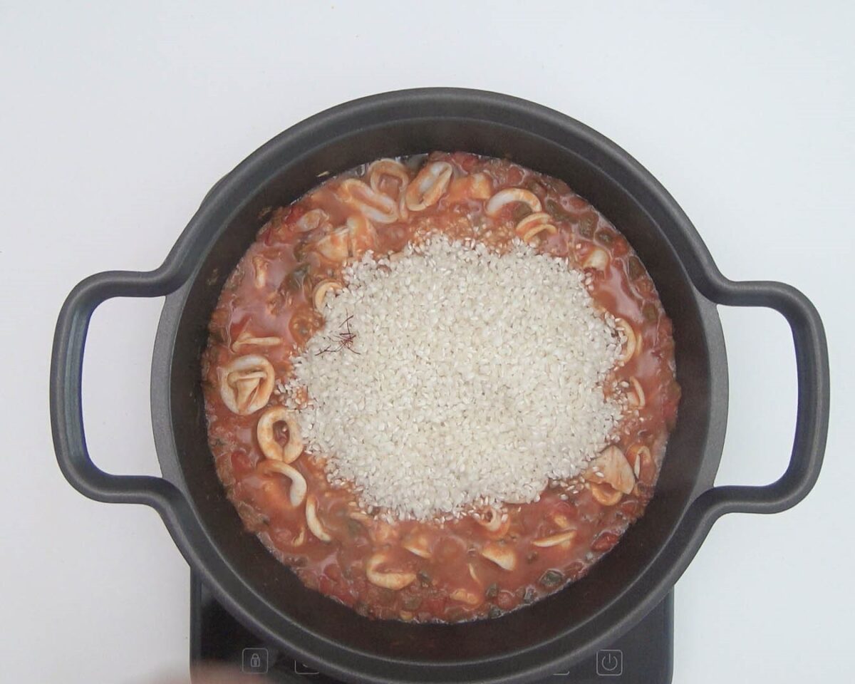 Arroz meloso con calamares en cazuela