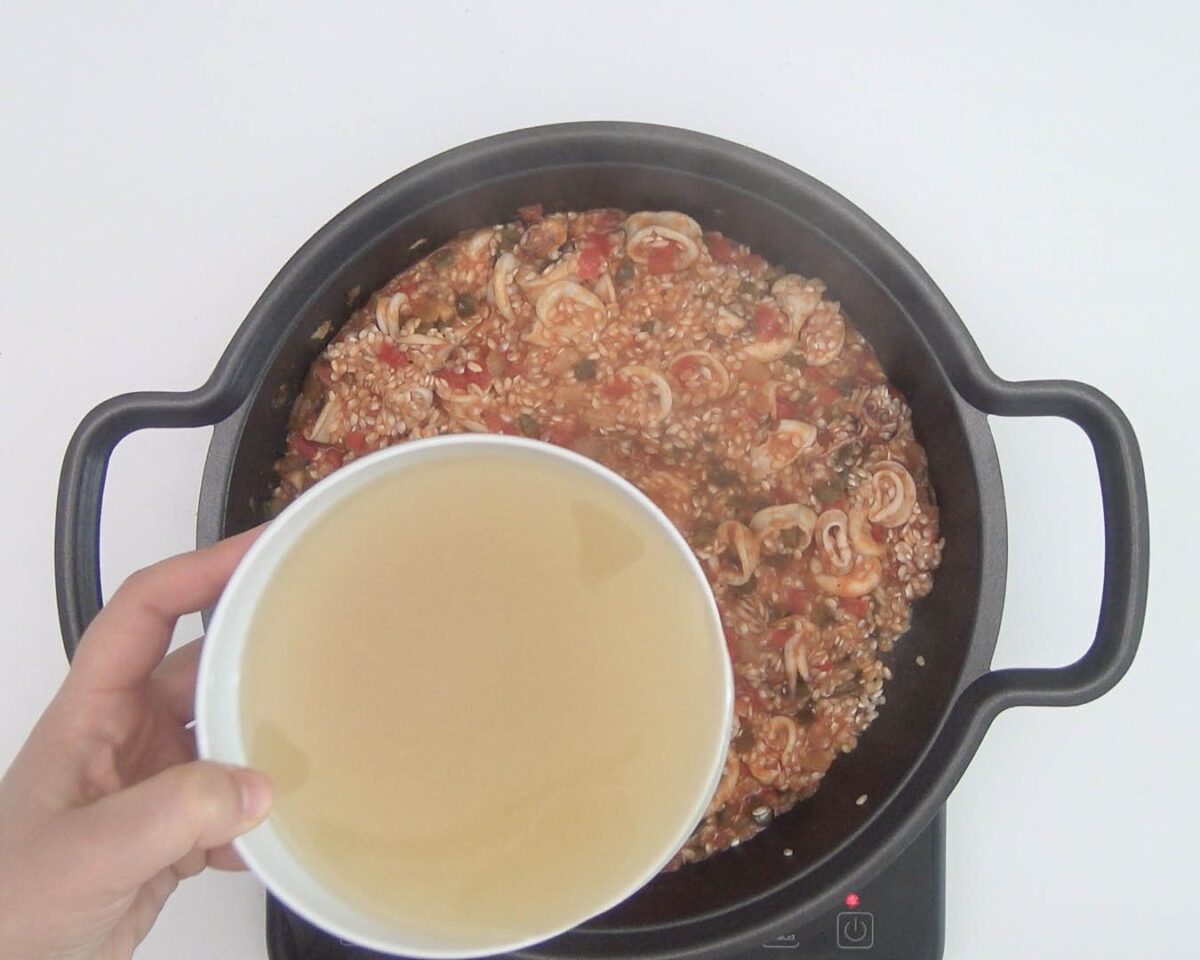 Arroz meloso con calamares en cazuela