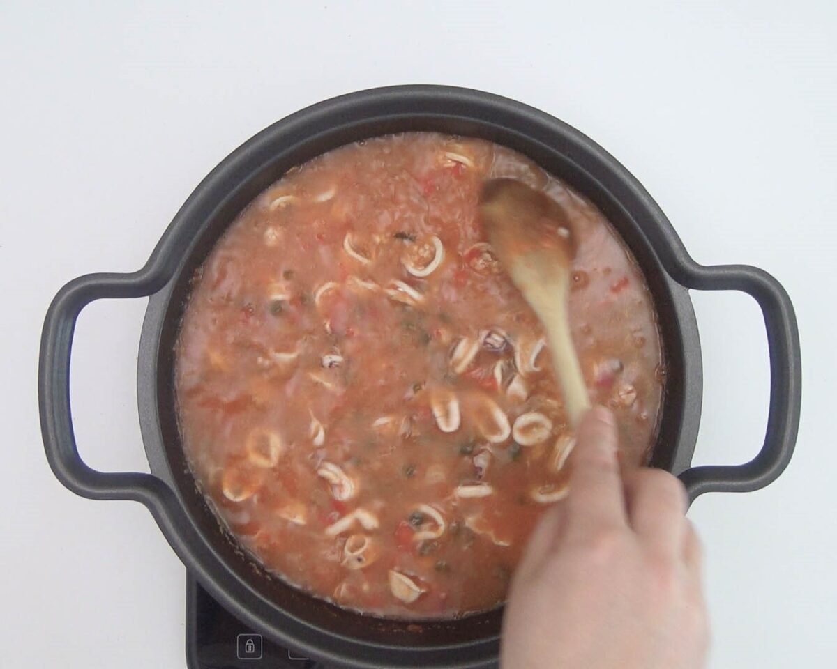Arroz meloso con calamares en cazuela