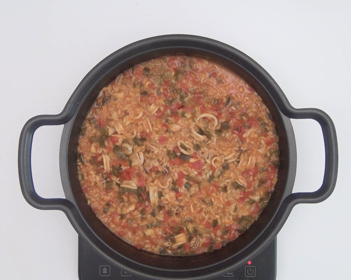 Arroz meloso con calamares en cazuela