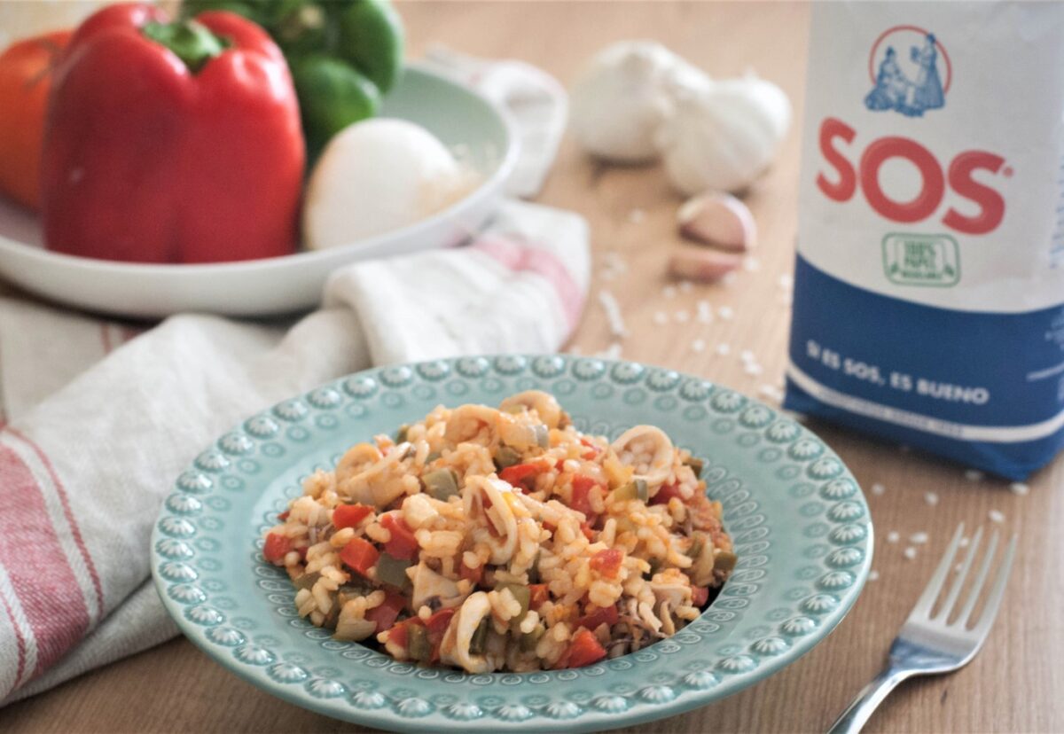 Arroz meloso con calamares en cazuela