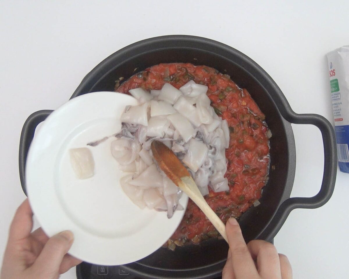 Arroz meloso con calamares en cazuela