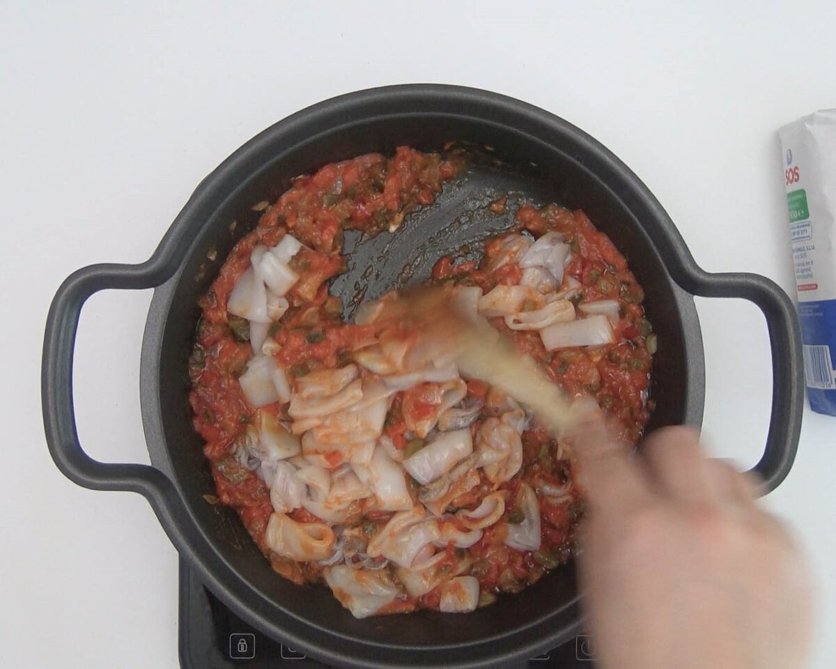 Arroz meloso con calamares en cazuela