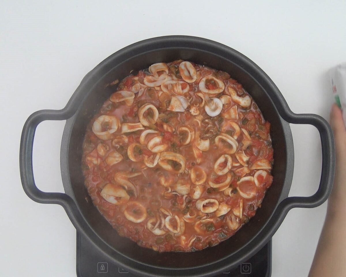 Arroz meloso con calamares en cazuela