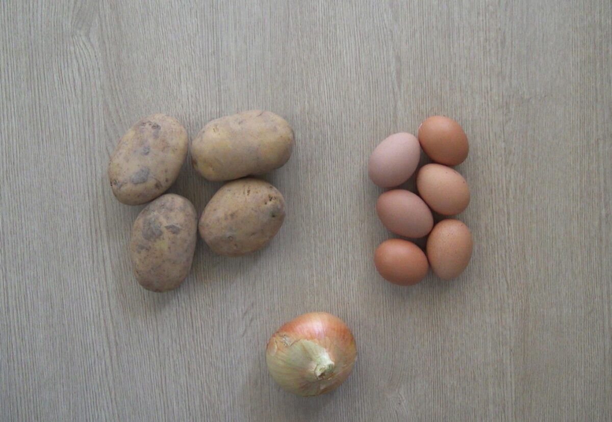 Huevos rotos con gulas al ajillo