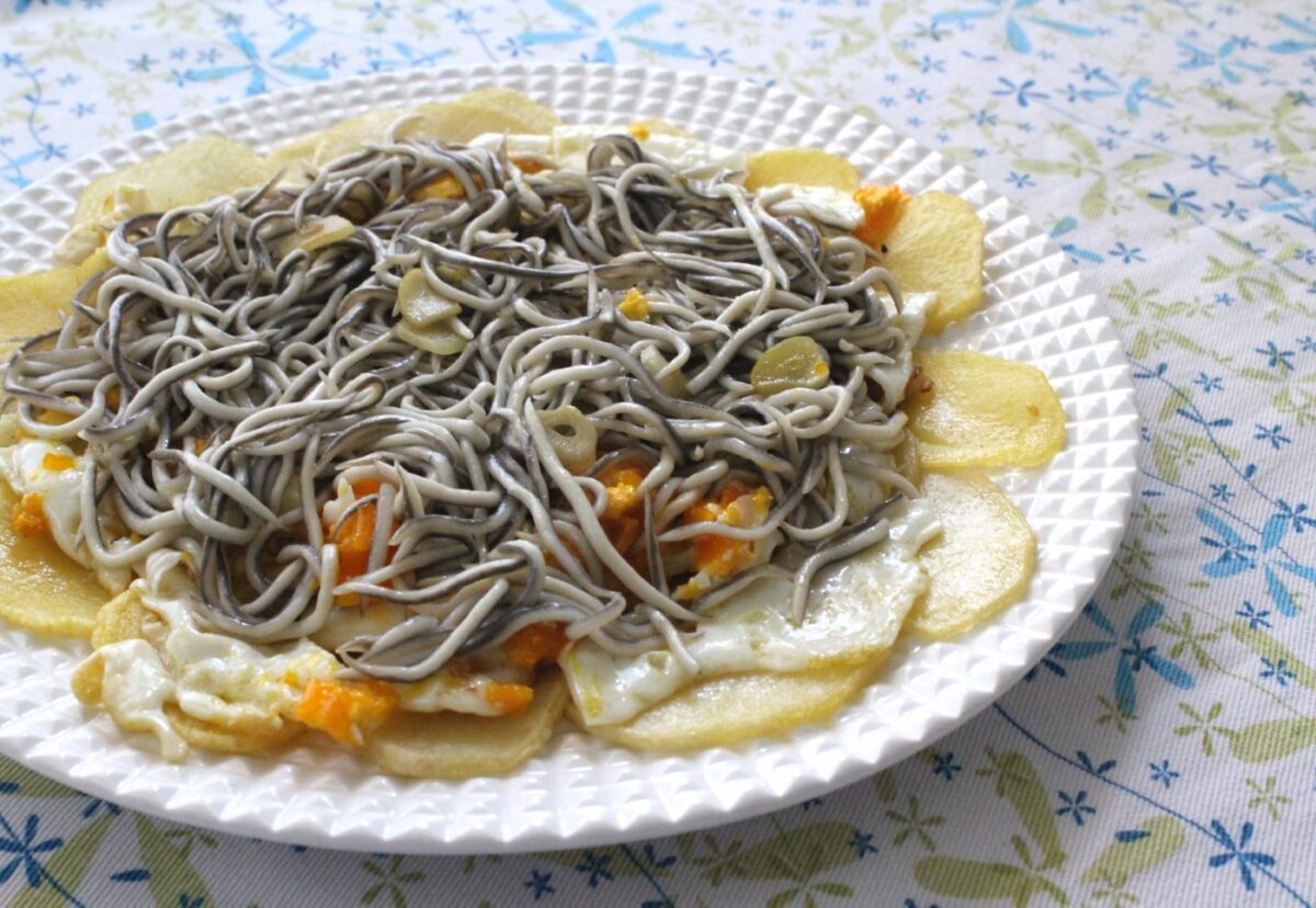 Huevos rotos con gulas al ajillo