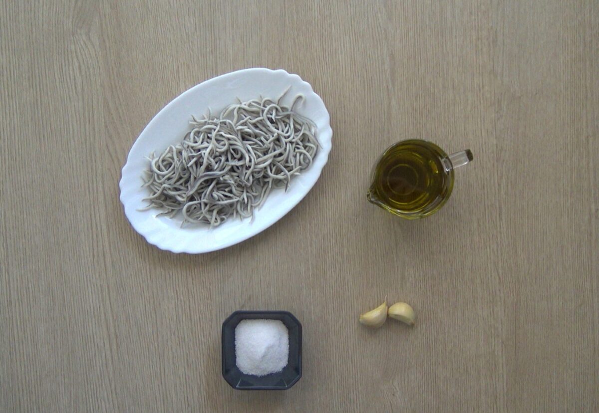Huevos rotos con gulas al ajillo