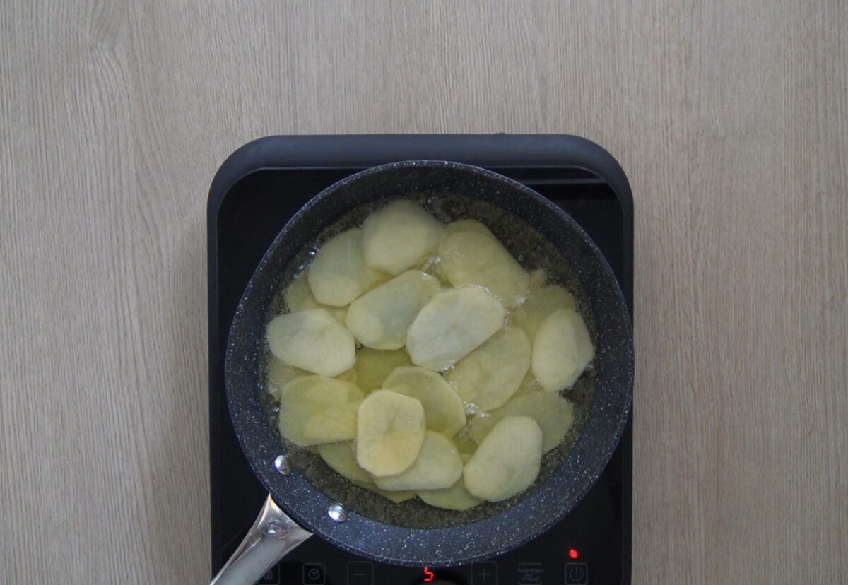Huevos rotos con gulas al ajillo