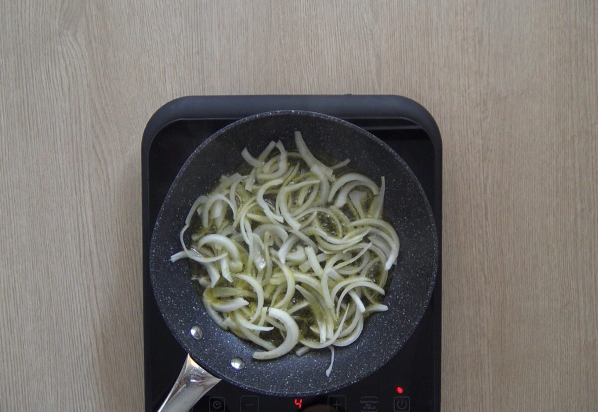 Huevos rotos con gulas al ajillo
