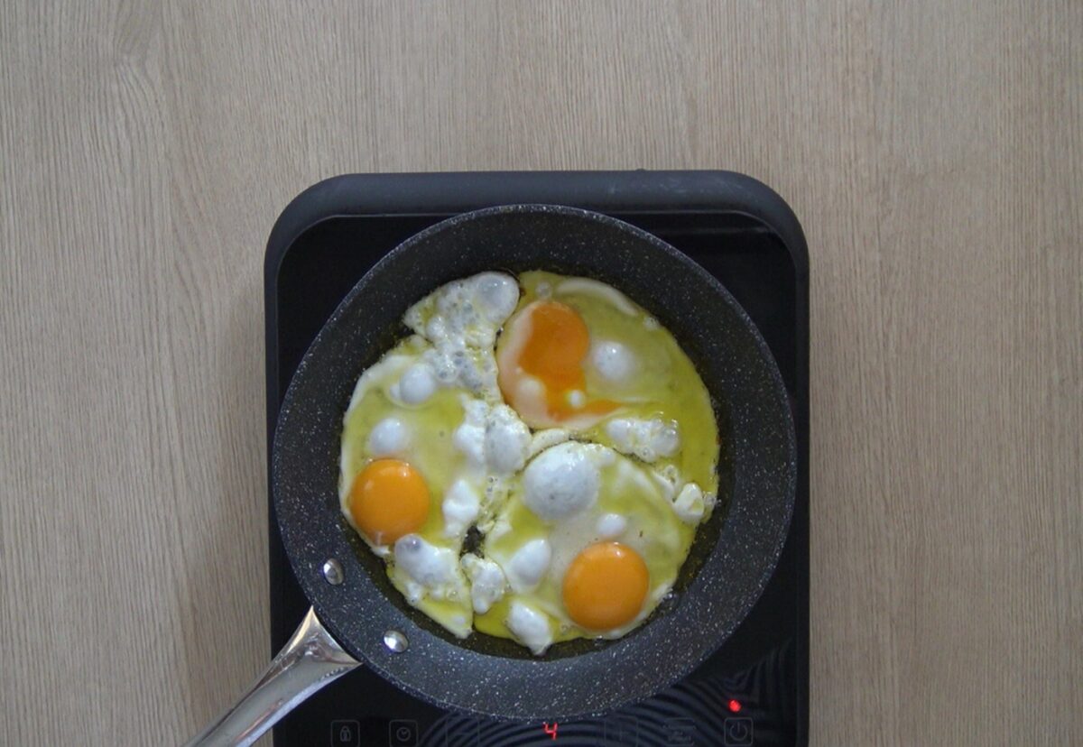 Huevos rotos con gulas al ajillo