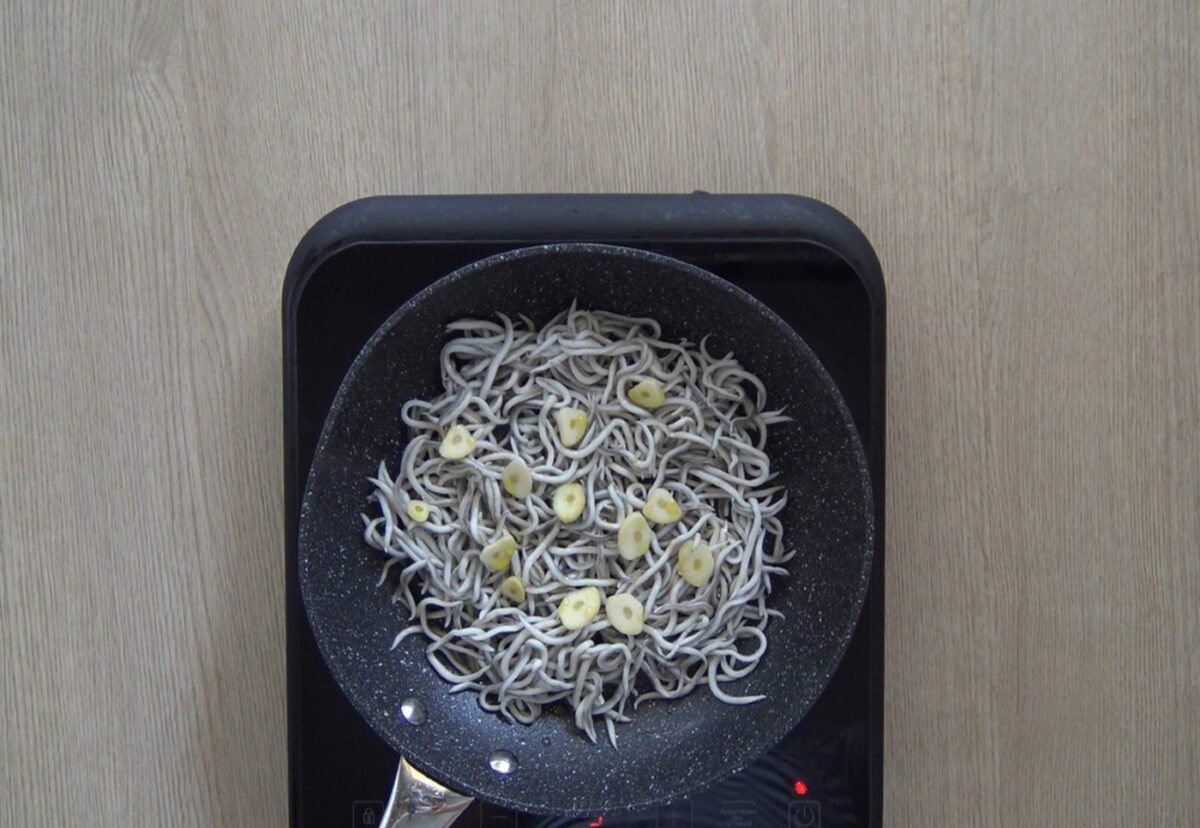Huevos rotos con gulas al ajillo