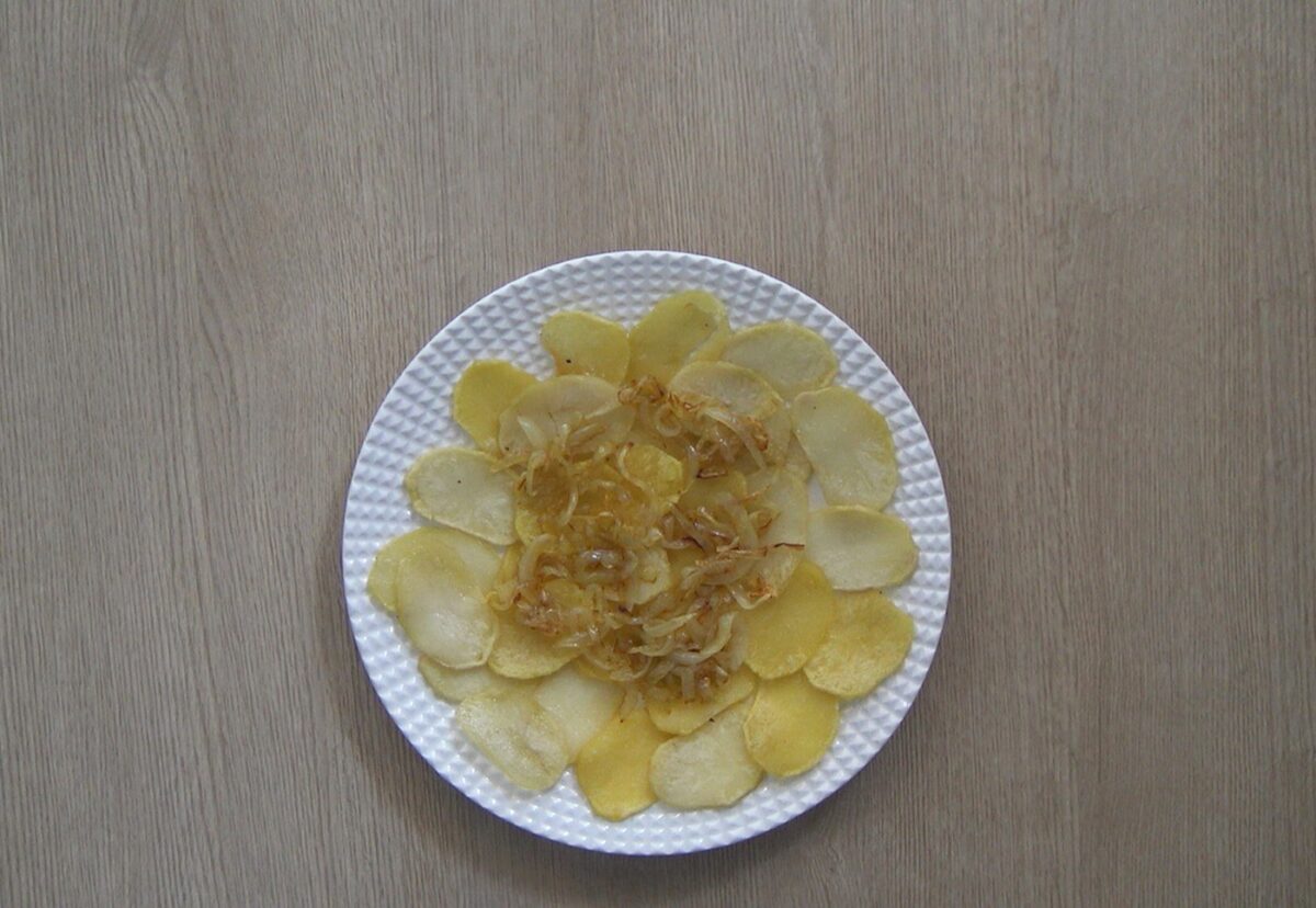 Huevos rotos con gulas al ajillo