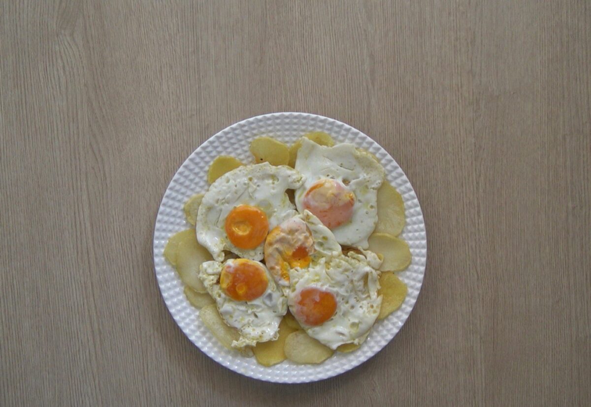 Huevos rotos con gulas al ajillo