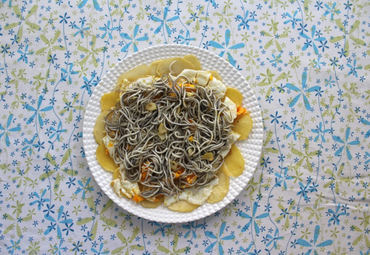 Huevos rotos con gulas al ajillo