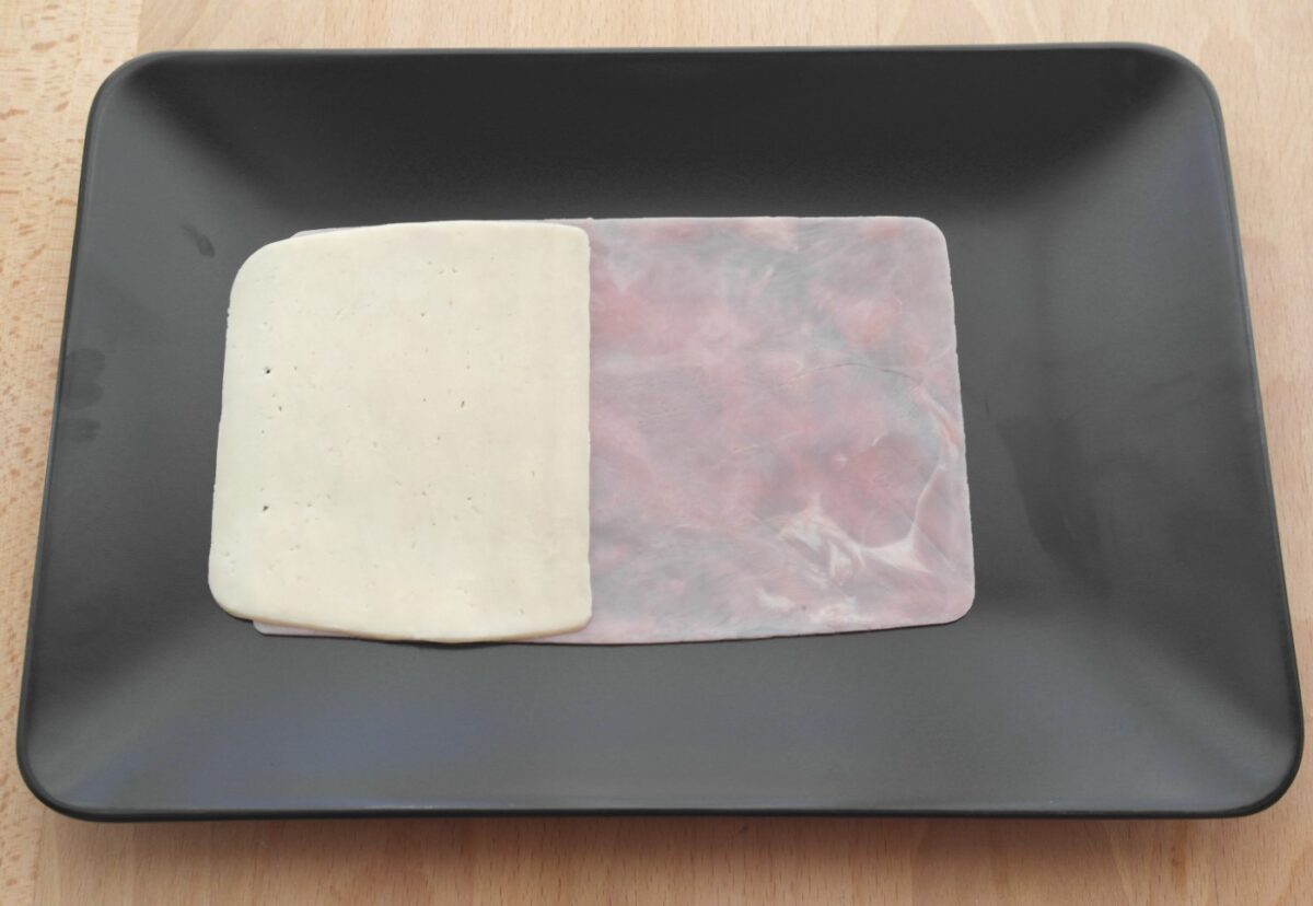 San Jacobo casero de jamón cocido: colocar el queso sobre el jamón