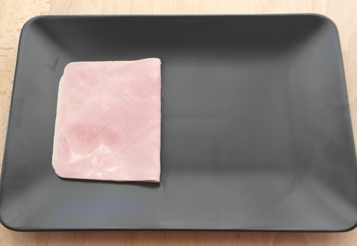 San Jacobo casero de jamón cocido: doblar el jamón en librito