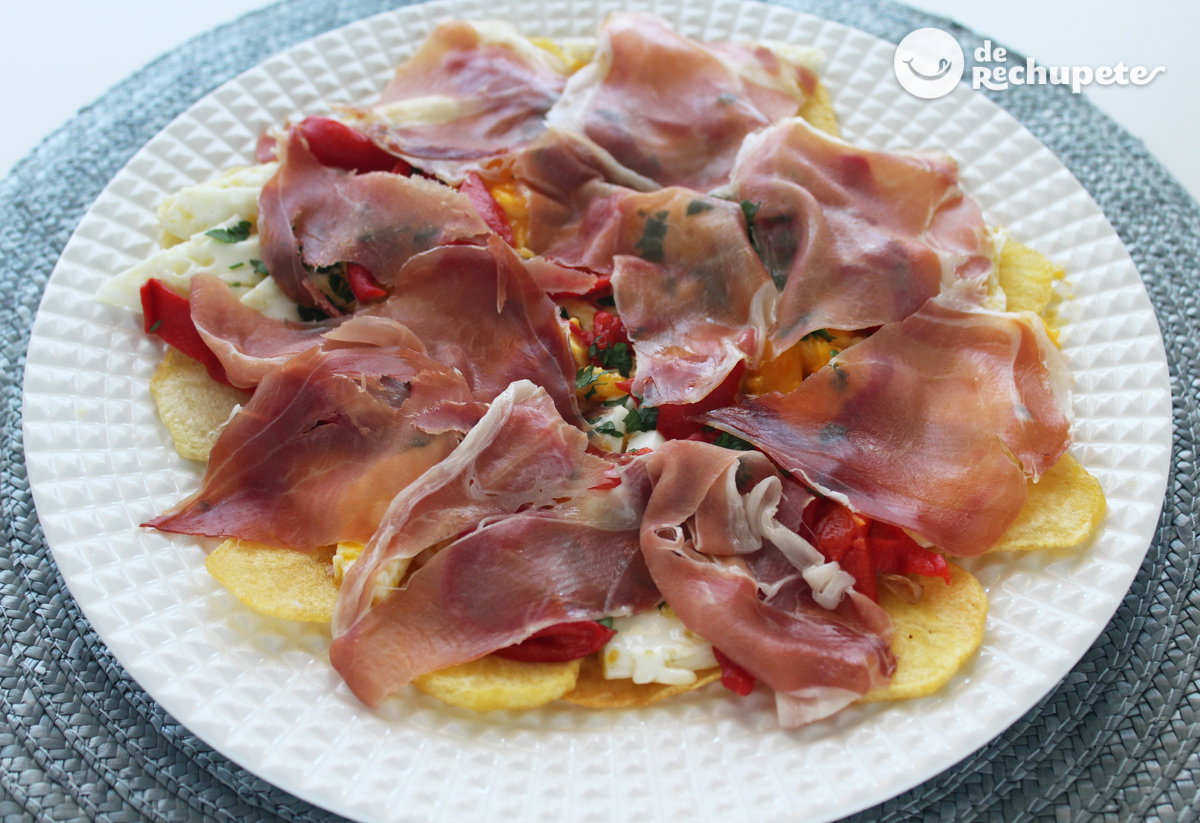 Huevos rotos con jamón. receta fácil y deliciosa para toda la familia