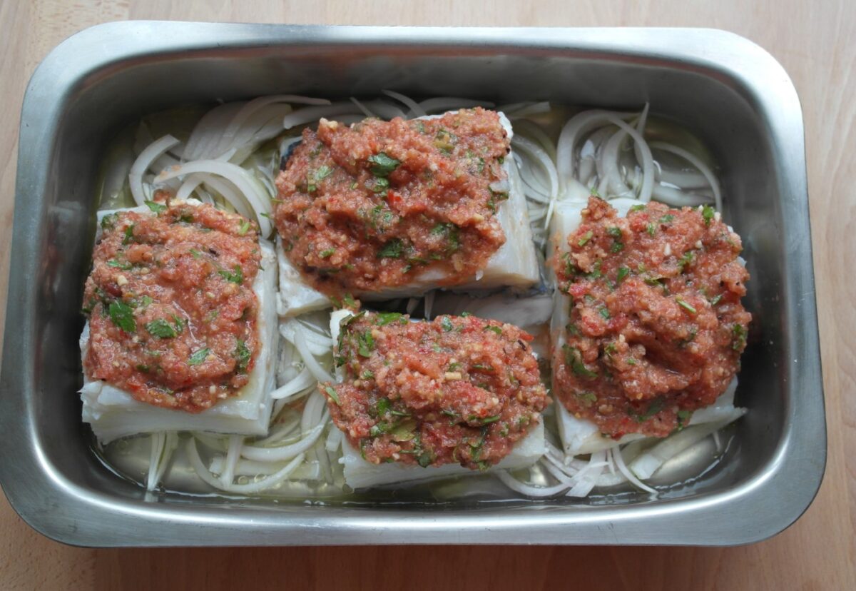 Bacalao al horno con tomate y pimientos