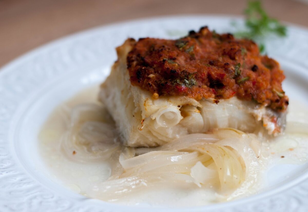 Bacalao al horno con tomate y pimientos