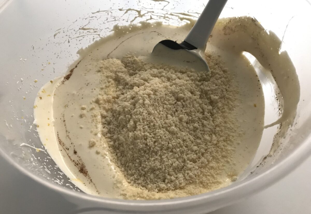 Coca de almendras o coca Cristina
