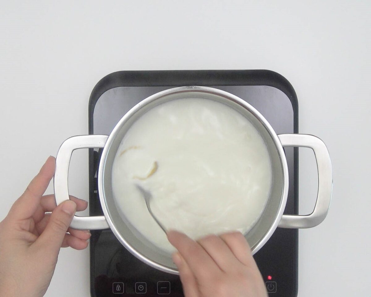 Pastel dulce de arroz con leche. Postre delicioso con arroz