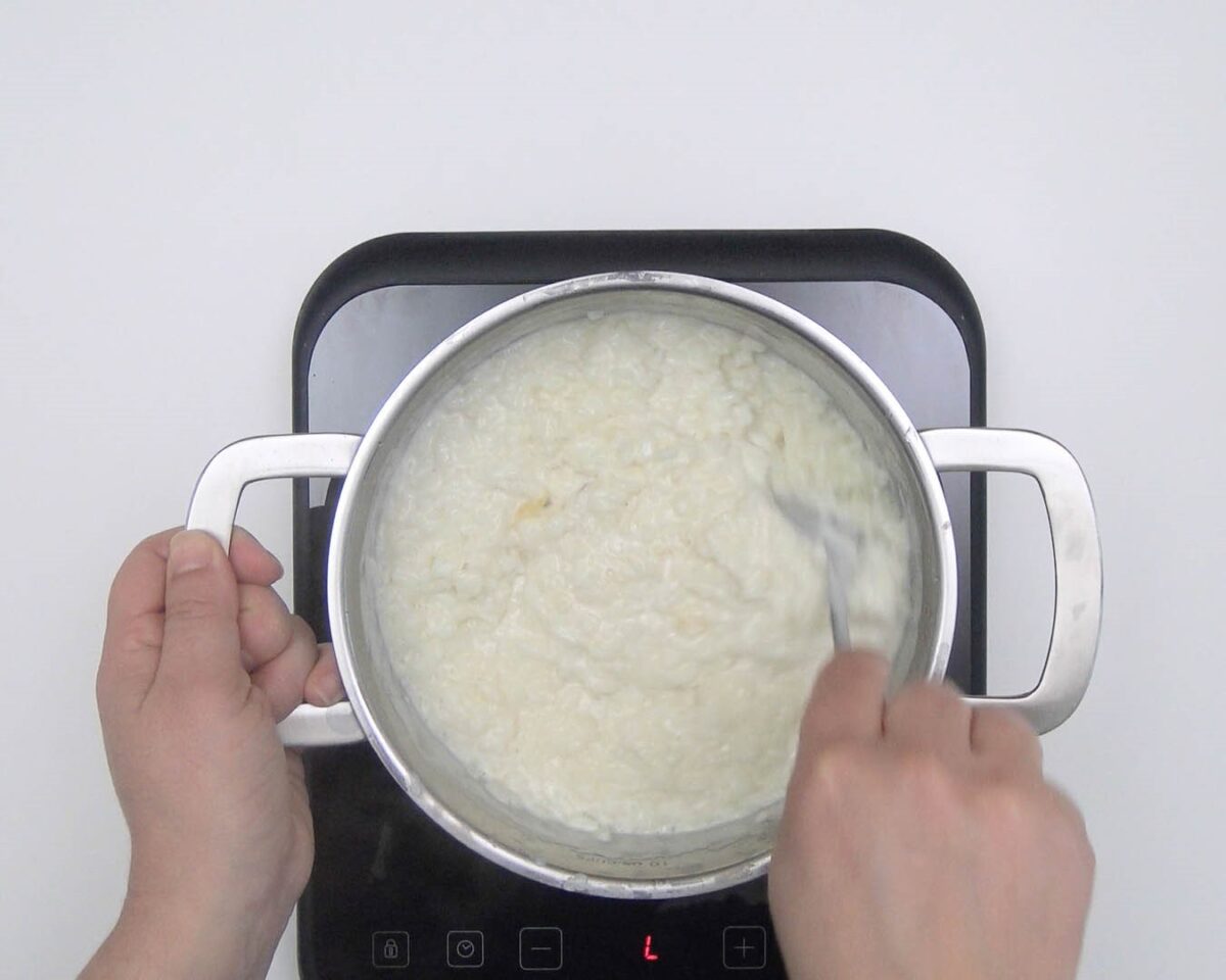 Pastel dulce de arroz con leche. Postre delicioso con arroz