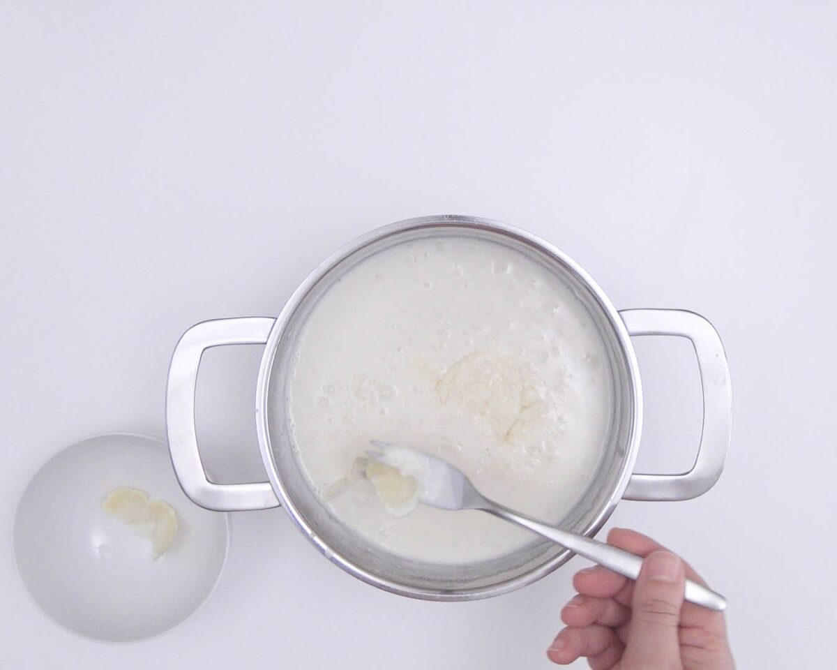 Pastel dulce de arroz con leche. Postre delicioso con arroz