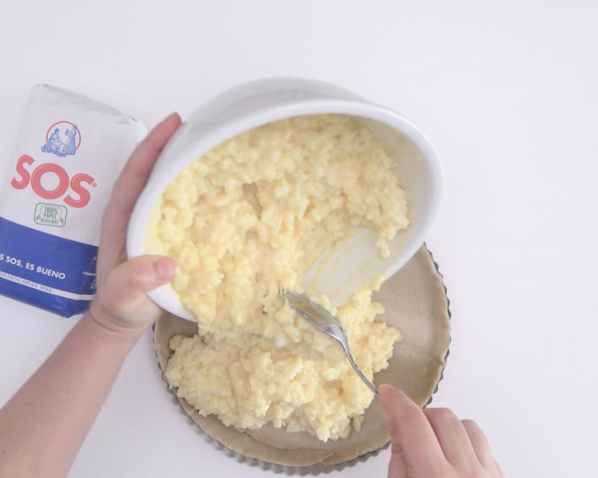 Pastel dulce de arroz con leche. Postre delicioso con arroz