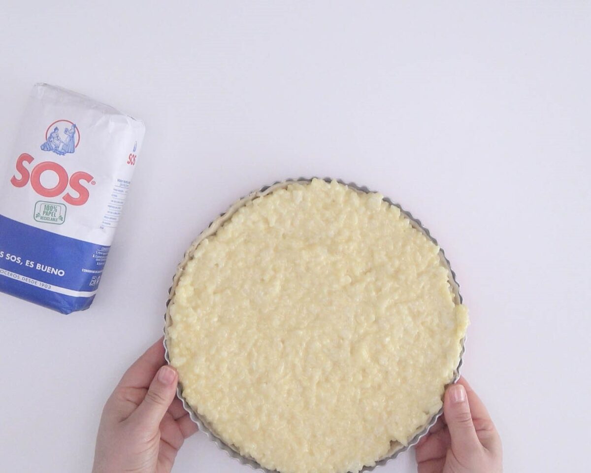 Pastel dulce de arroz con leche. Postre delicioso con arroz