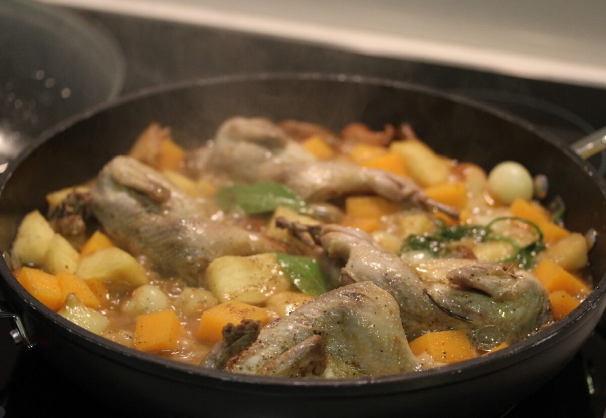 Codornices guisadas con calabaza y níscalos