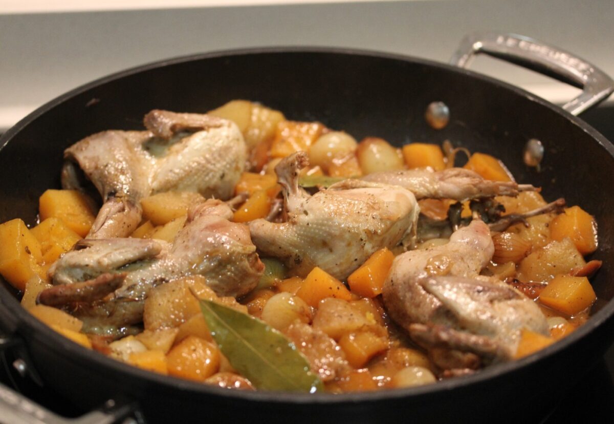 Codornices guisadas con calabaza y níscalos