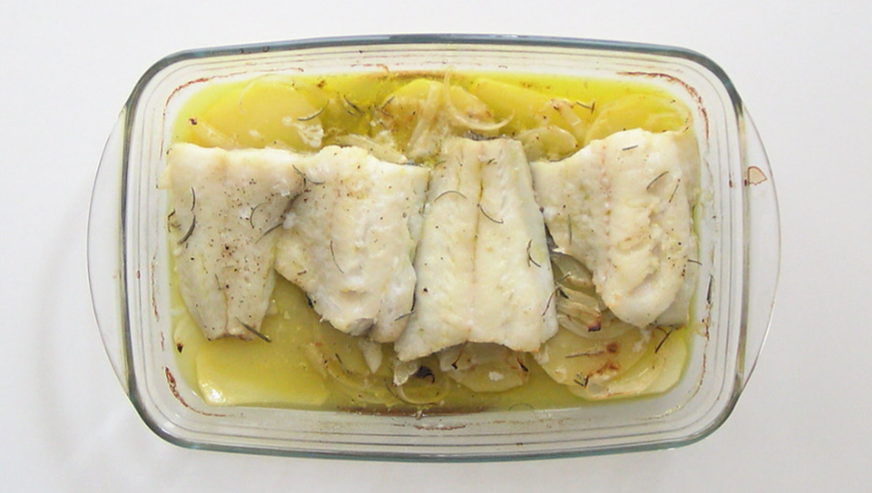 Bacalao al horno con patatas y cebolla