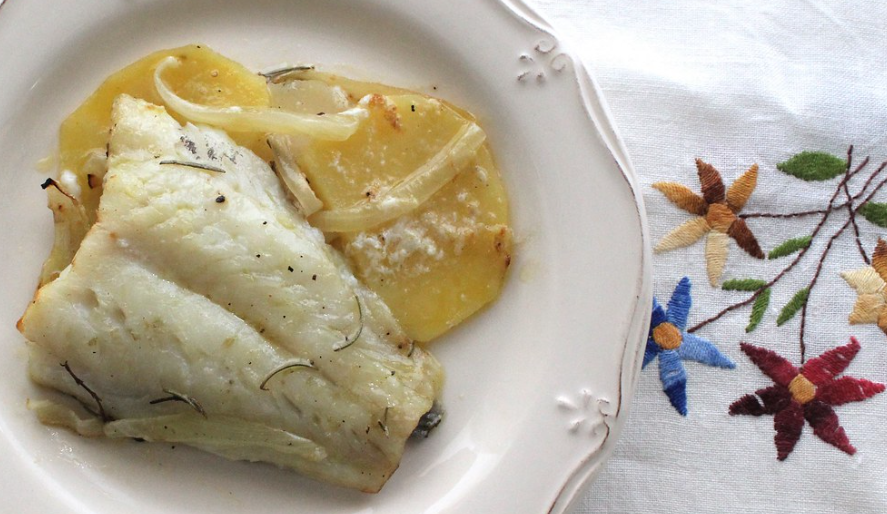 Bacalao al horno con patatas y cebolla