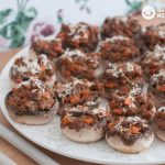 Champiñones rellenos de carne picada y queso al horno