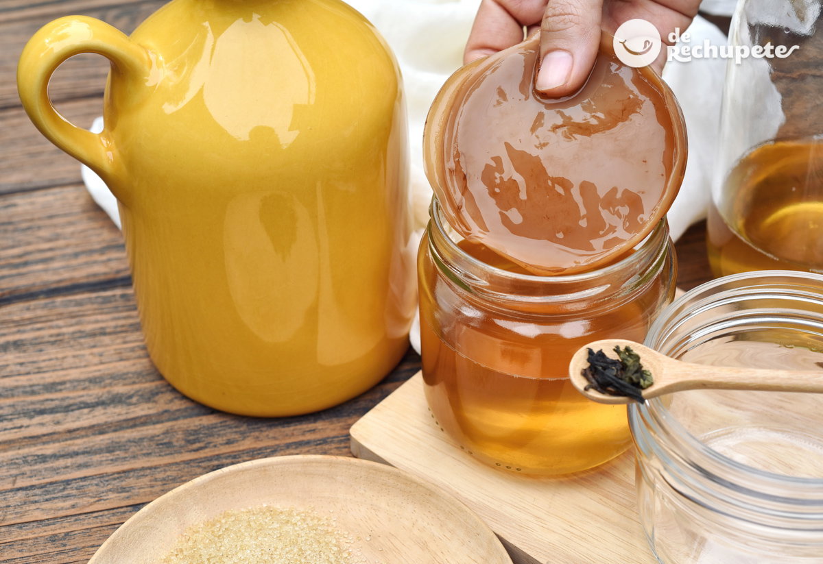 Kombucha ¿qué es y por qué “lo está petando”? Verdades y mentiras sobre esta bebida