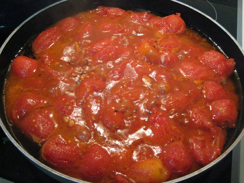 Pasta con salsa de tomate picante