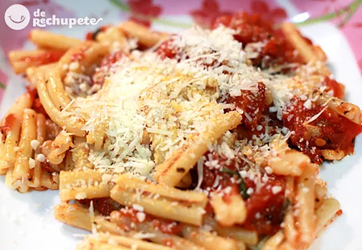 Pasta con salsa de tomate picante