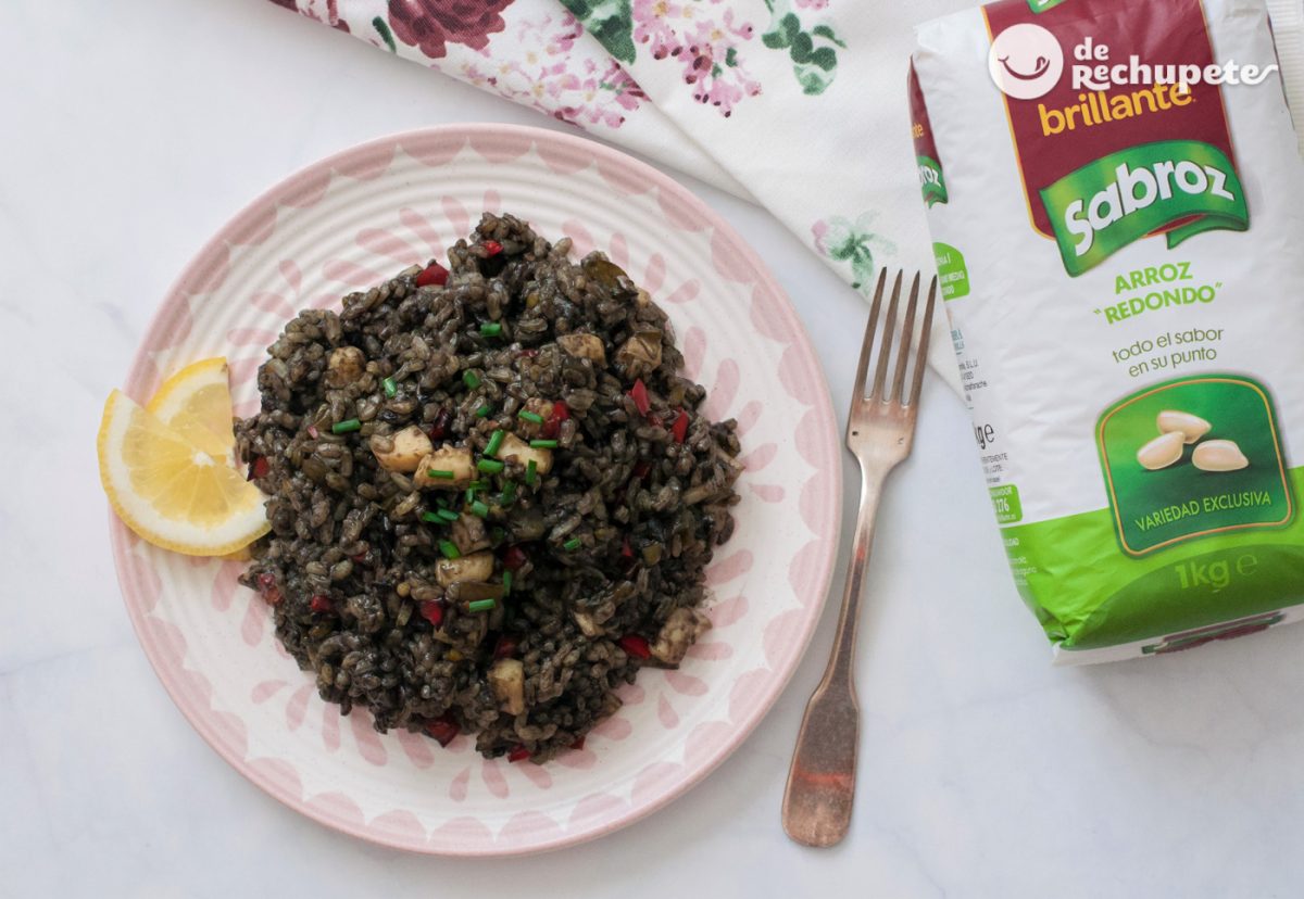 Arroz negro con verduras en cazuela
