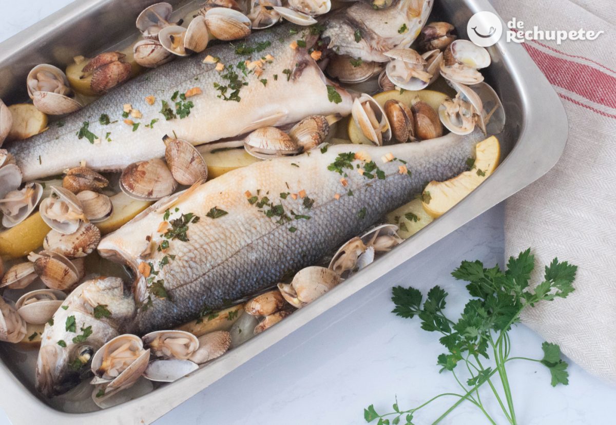 Lubina al horno con patatas, manzana y almejas