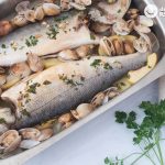 Lubina al horno con patatas, manzana y almejas