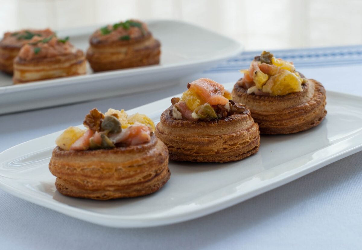 Volovanes rellenos de salmón y mandarina