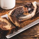 Bizcocho de plátano marmolado. Bizcocho de chocolate estilo banana bread