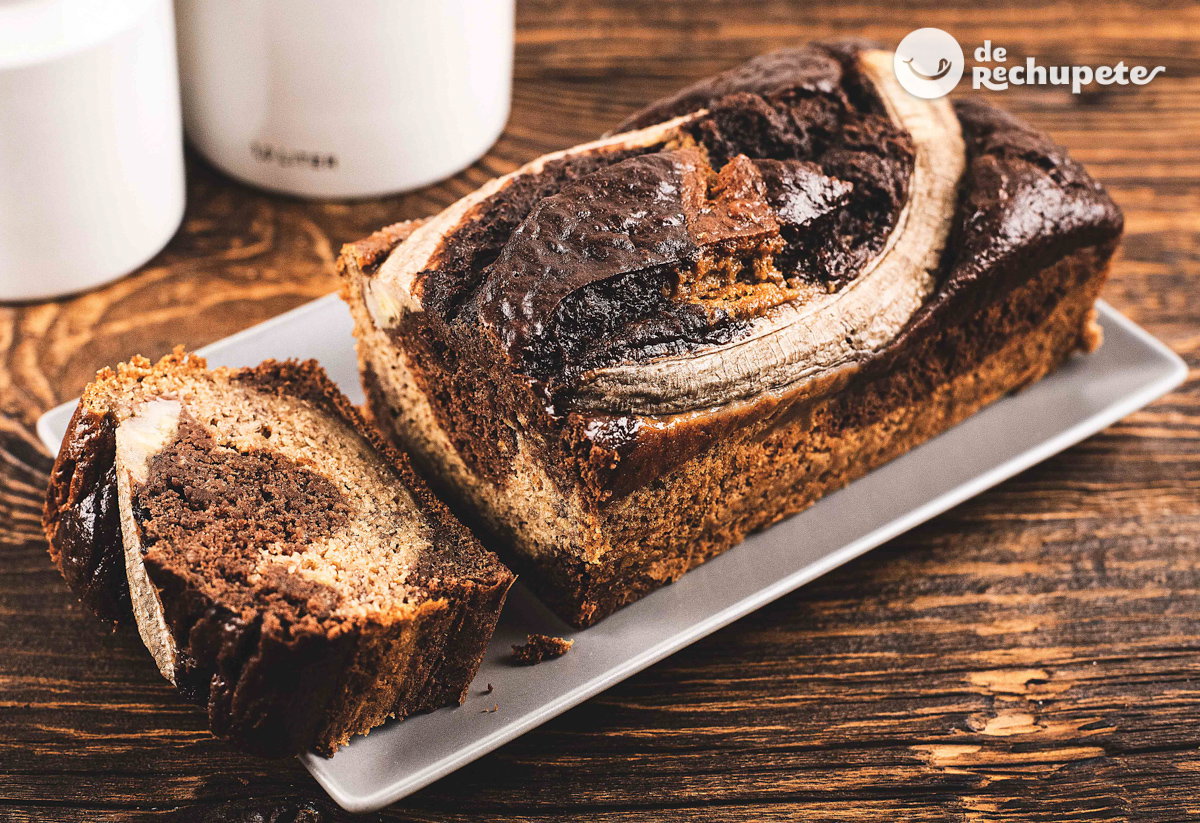 Bizcocho de plátano marmolado. Bizcocho de chocolate estilo banana bread