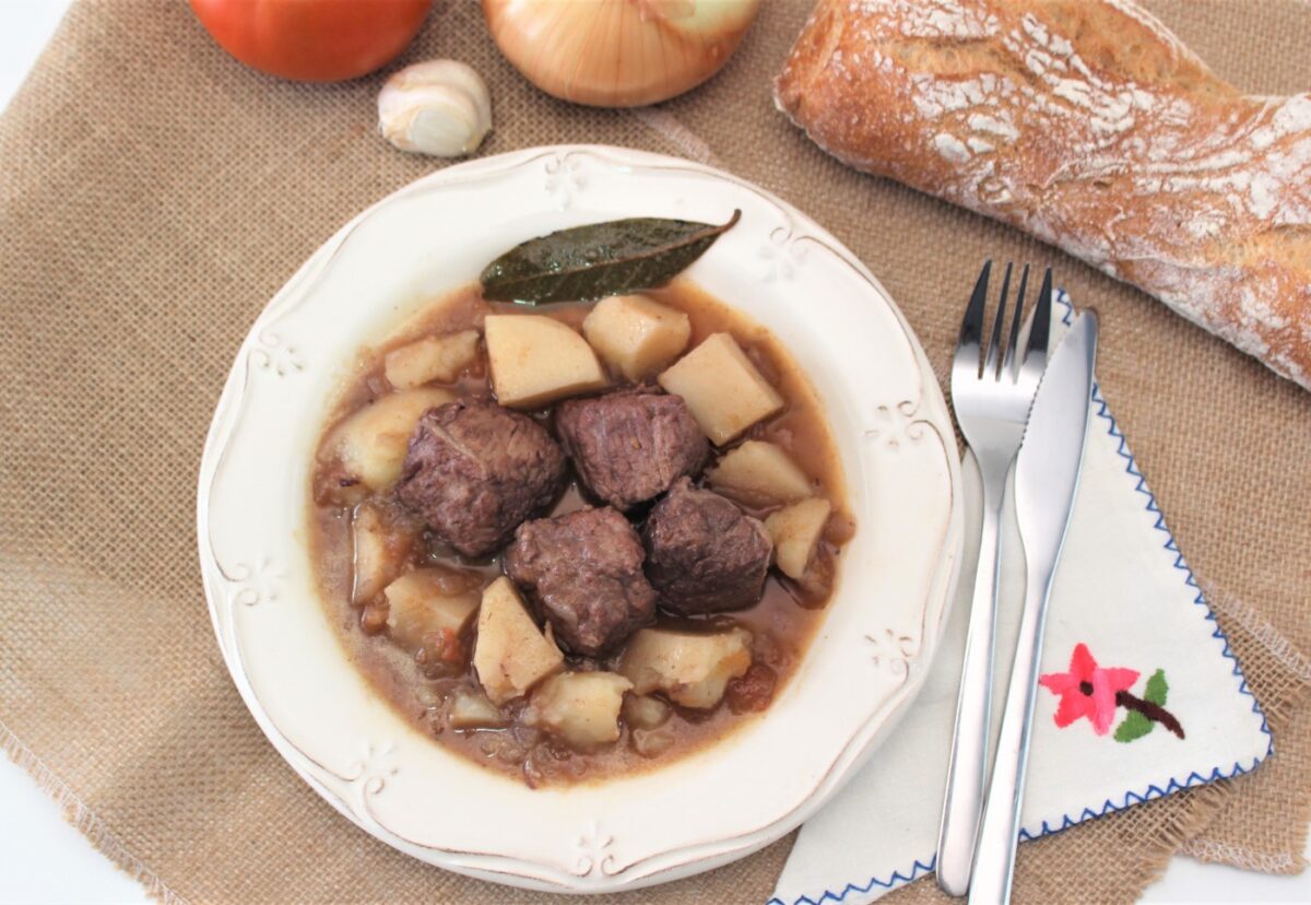 Estofado de carne con morcillo